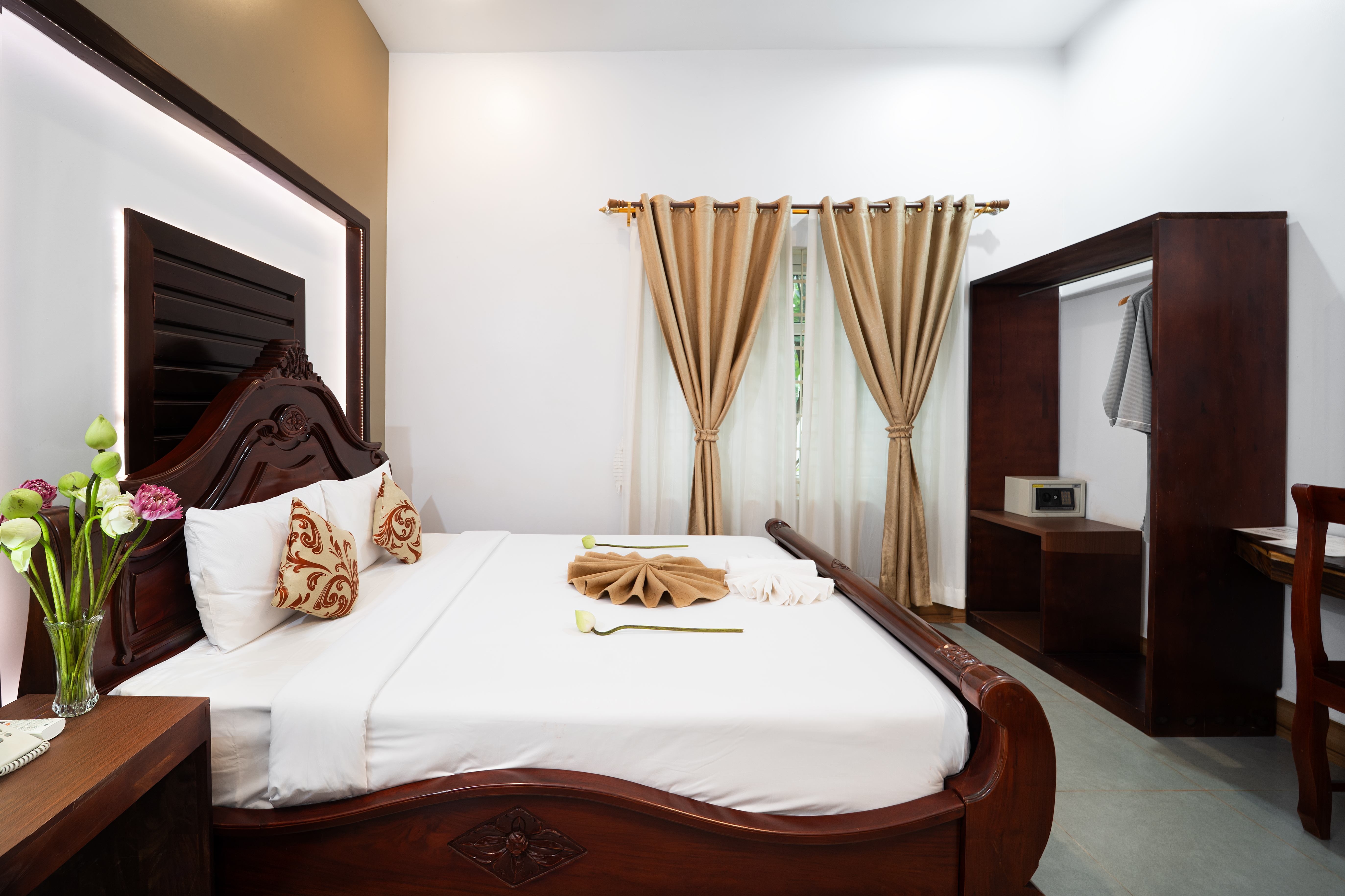 One-Bedroom Villa King Bed Balcony Pool View